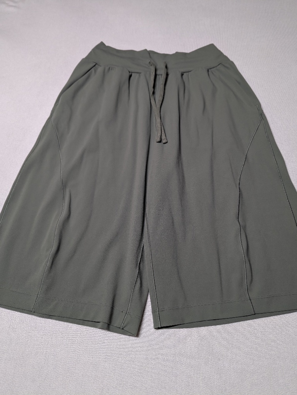 Lululemon Groove Mid-Rise Relaxed Bermuda Shorts - Size 6